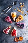 Бісквітний торт з різнобарвним фруктовим кремом та фруктами — стокове фото
