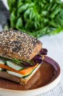Veganer Burger mit frischem Gemüse auf rustikalem Hintergrund — Stockfoto