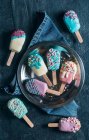 Cake Pops in Form von Eislutschern mit bunten Glasuren (von oben gesehen)) — Stockfoto