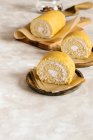Torta alla vaniglia con crema di formaggio infuso al ribes nero — Foto stock