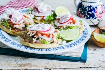 Cornmeal flatbreads with meat, beans and lettuce — Stock Photo