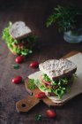 Сэндвич с гороховым бургером, салатом и помидорами — стоковое фото