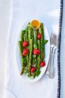 Green asparagus salad with strawberries and basil — Stock Photo