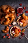Französische Croissants mit Joghurt und Erdbeer-Rhabarbermarmelade und Honig — Stockfoto