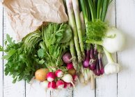 Frisches Gemüse auf Holzgrund — Stockfoto