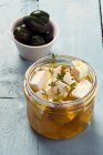 Feta-Käse mariniert in Olivenöl und Kräutern — Stockfoto