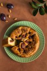 Primo piano di deliziosa torta di prugne dolci e mandorle — Foto stock