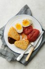 Vegetarian English breakfast with hash browns, tomatoes and eggs - foto de stock