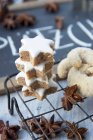 Cinnamon stars, vanilla dumplings and star anise on a cake rack — Stock Photo