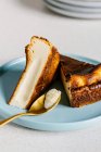 Жареный ванильный баскский чизкейк — стоковое фото