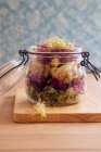Pranzo in barattolo: insalata vegana servita in barattolo di vetro — Foto stock