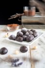 Praliné au chocolat aux noisettes et cacao sur la table — Photo de stock