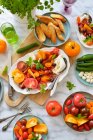 Tomates com mussarela, burrata, azeitonas kalamata e croutons. Jantar italiano — Fotografia de Stock