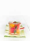 Lacto fermentou tomates com alecrim em um jarro de pedreiro — Fotografia de Stock