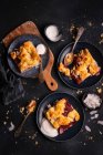 Porzioni di pasta frolla con prugne di cocco e croccante servite con yogurt naturale — Foto stock