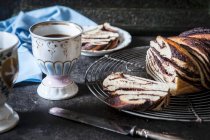 Primer plano de delicioso Babka (pastel de levadura con plátano y chocolate) - foto de stock