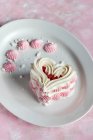 Сердечный торт в форме безе на День Святого Валентина — стоковое фото