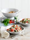 Salada de arroz selvagem com feijão, tomate e ervas — Fotografia de Stock