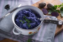 Puré de papas veganas moradas de la variedad de papas 'Blue Congo' - foto de stock