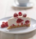 A slice of cheesecake with raspberries — Stock Photo