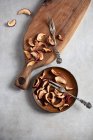 Getrocknete Apfelscheiben auf einem Teller und einem Holzbrett — Stockfoto