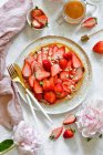 Fit Omelette mit Erdbeeren — Stockfoto