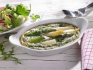 Asparagus casserole with white and green asparagus — Stock Photo