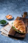 Croissant con vista da vicino sul salmone — Foto stock