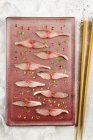 Makrelen-Sashimi auf einem Servierteller (Draufsicht)) — Stockfoto