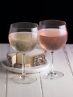 Cider und ros Cider in Gläsern serviert mit Käse — Stockfoto