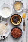 Ein Arrangement aus verschiedenen Reissorten, Quinoa und Couscous — Stockfoto