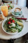 Avocado-Toast mit pochiertem Ei mit Tomaten und Salat — Stockfoto