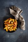 Bratkartoffeln und Karotten mit Kräutern in Schüssel — Stockfoto