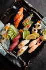 Um prato de sushi com pepinos — Fotografia de Stock