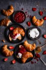 Croissants français au yaourt et confiture de rhubarbe aux fraises — Photo de stock