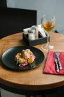 Куриные кусочки шампуров с красным луком и укропом на черной тарелке — стоковое фото