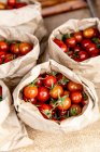 Tomates cereja em sacos de papel — Fotografia de Stock