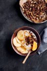 Tigela de café da manhã com iogurte, maçã, laranja, granola, mel e canela — Fotografia de Stock