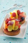 Tartlets with fresh fruit — Stock Photo