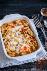 Casserole with pork, rice, cabbage and tomatoes in dish — Foto stock
