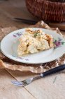 Fetta di torta di mele rustica con erba di rosmarino — Foto stock