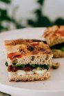 Сэндвич из фокаччи с сушеными помидорами — стоковое фото