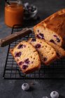 Muffin ai mirtilli fatti in casa con uvetta e zucchero a velo su fondo scuro. focus selettivo. — Foto stock