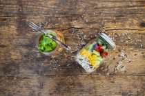 Salade de riz dans un bocal en verre avec riz sauvage, maïs doux, concombre, tomate et laitue d'agneau — Photo de stock