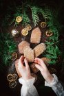 Primer plano de deliciosas galletas de jengibre Village - foto de stock