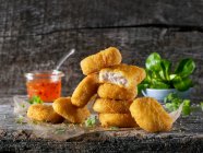 Nuggets de pollo con lechuga de cordero y salsa - foto de stock