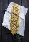 Vegane Pizza mit würzigem Pesto, weißen Buchenpilzen und Erbsen — Stockfoto