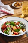 Insalata con spinaci, pomodoro, mozzarella, crostini di patate e pancetta — Foto stock