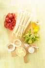 Ingrédients pour asperges cuites au four avec pesto, mélisse et bresaola — Photo de stock