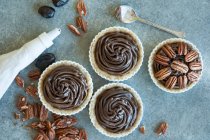 No-bake chocolate and pecan tart (seen from above) — Stock Photo